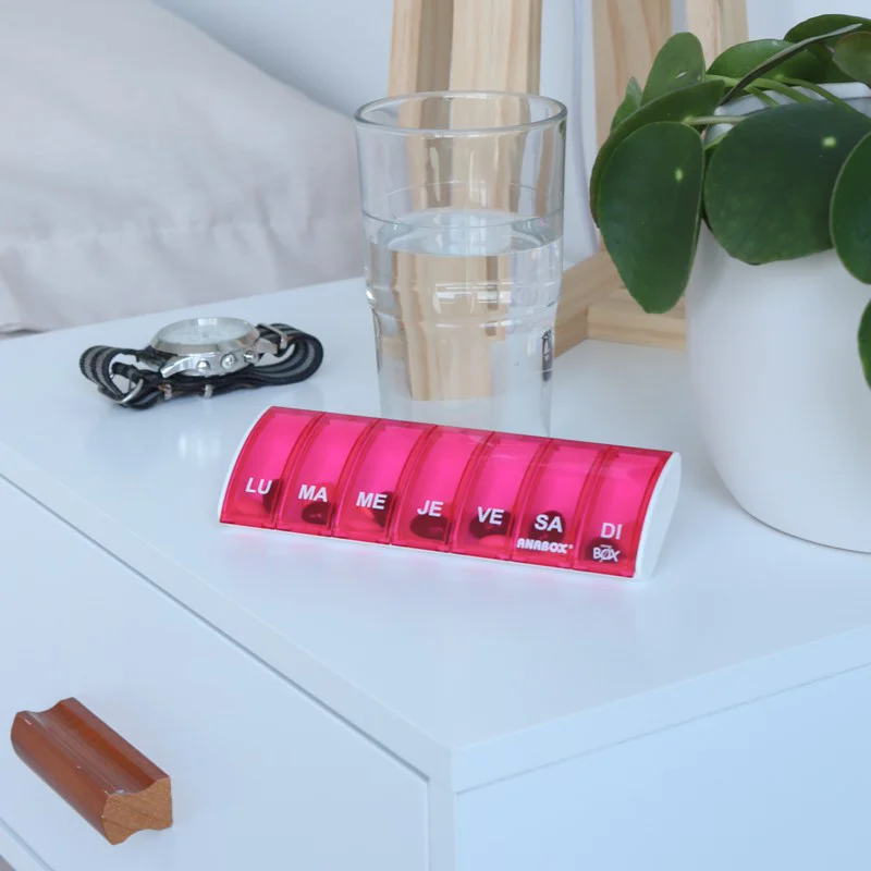 Pilulier semainier Anabox Box7 avec séparateur Rose - mise en situation